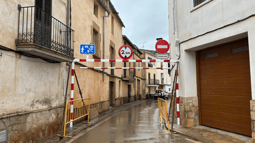 Gàlib instal·lat a l'entrada del carrer per la plaça Francesc Blancher.