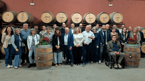 Autoritats i responsables de les cooperatives a l'acte de signatura del dimarts.