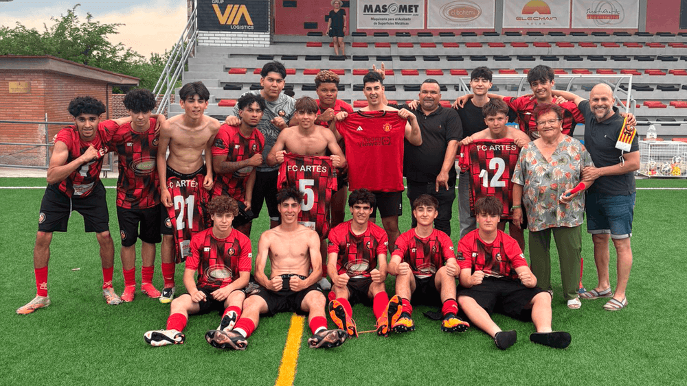 L'Albert, primer a la dreta, en l'últim partit de lliga del juvenil, i també, l'últim partit com a coordinador del club.