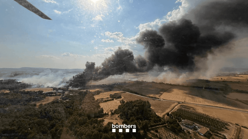 L'incendi de Navarcles ja està encerclat, a l'espera d'extingir-se les flames de la nau industrial