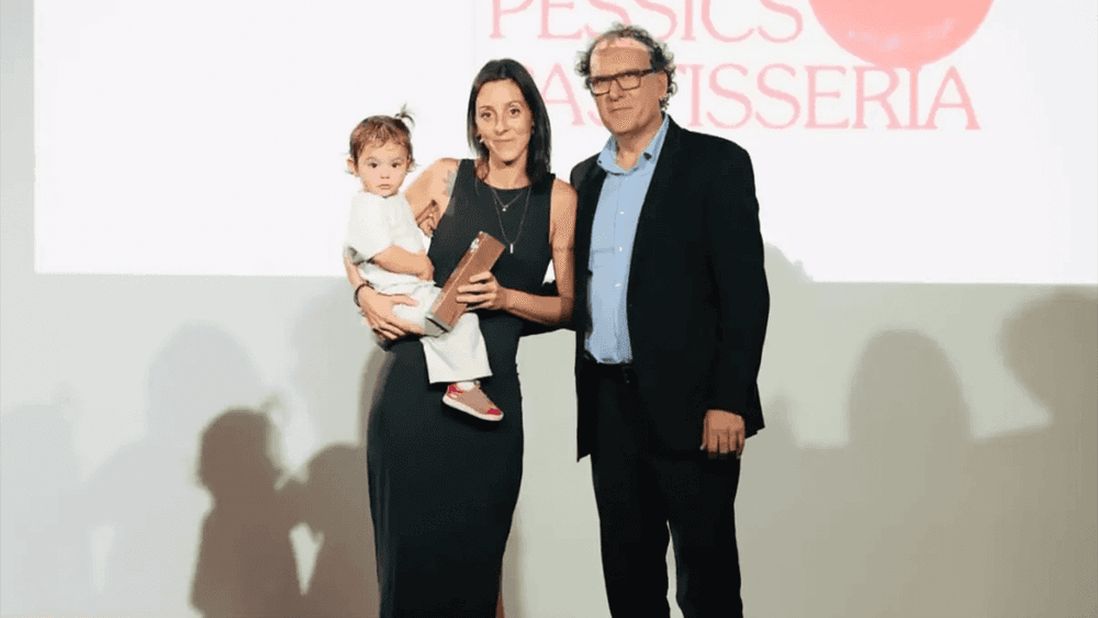 Ariadna Soler acceptant el guardó que reconeix Pessics com a millor pastisseria en entorn rural.