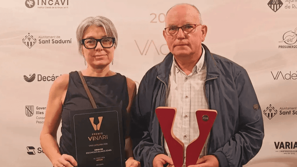 Anna Berenguer i Marcel·lí Comas recollint el premi divendres passat.