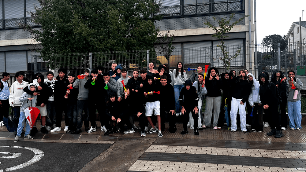 Els alumnes de 3r i 4rt d'ESO es manifesten per unes condicions dignes del professorat i per reclamar sortides.