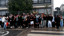 Alumnes de l'INS Miquel Bosch i Jover es manifesten per unes condicions dignes pel professorat i el retorn de les sortides